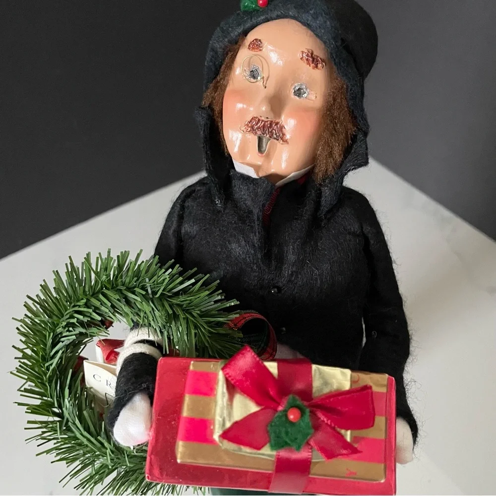 Holiday Shopper Man - Crabtree & Evelyn Caroler - Byer's Choice
